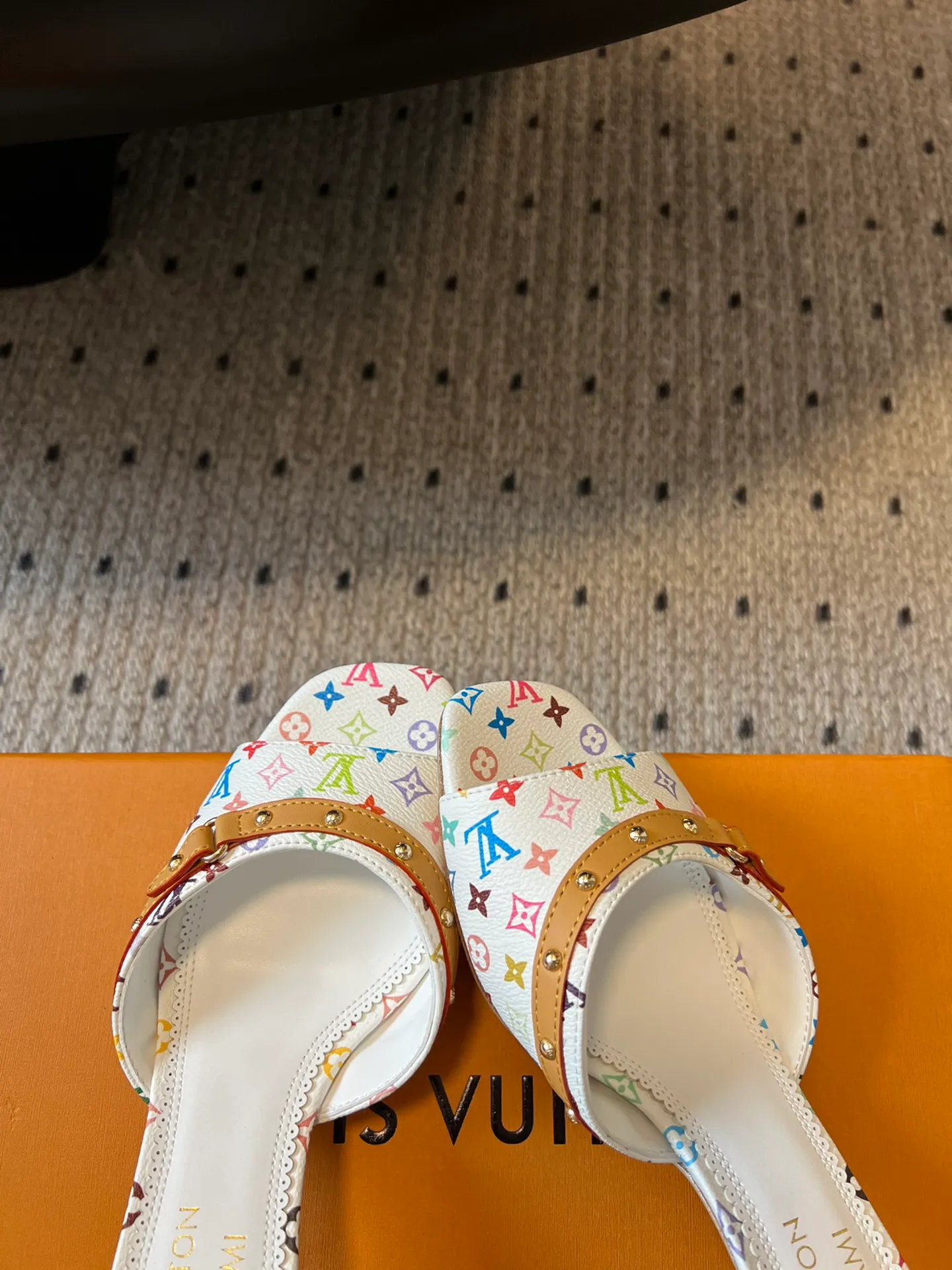 👟👟Ex-factory price 480👟👟 * 25ss spring and summer new style black and white three-color cat-heeled flat sandals. It is difficult not to doubt whether it borrowed from the Tang Dynasty's Tang Sancai as a basis and innovated it into the classic LV logo. It used color and the large area of ​​the upper as a contrast to create a white or black three-color element style on the upper, creating another classic style! Super greasy on feet! Indescribable fashion! It’s easy to match every day, and it’s very relevant to the changes and development of the times! Kitten heels are super easy to wear and give your feet a full summer vibe! Material: Original customized fabric Lining: Cow lining Outsole: Genuine leather outsole imported from Italy Shoe size: 35-41 (40.41 customized non-returnable